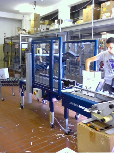 Impianto di formatura e nastratura 2.jpg Impianto di formatura e nastratura scatole azienda vinicola Avellino 2